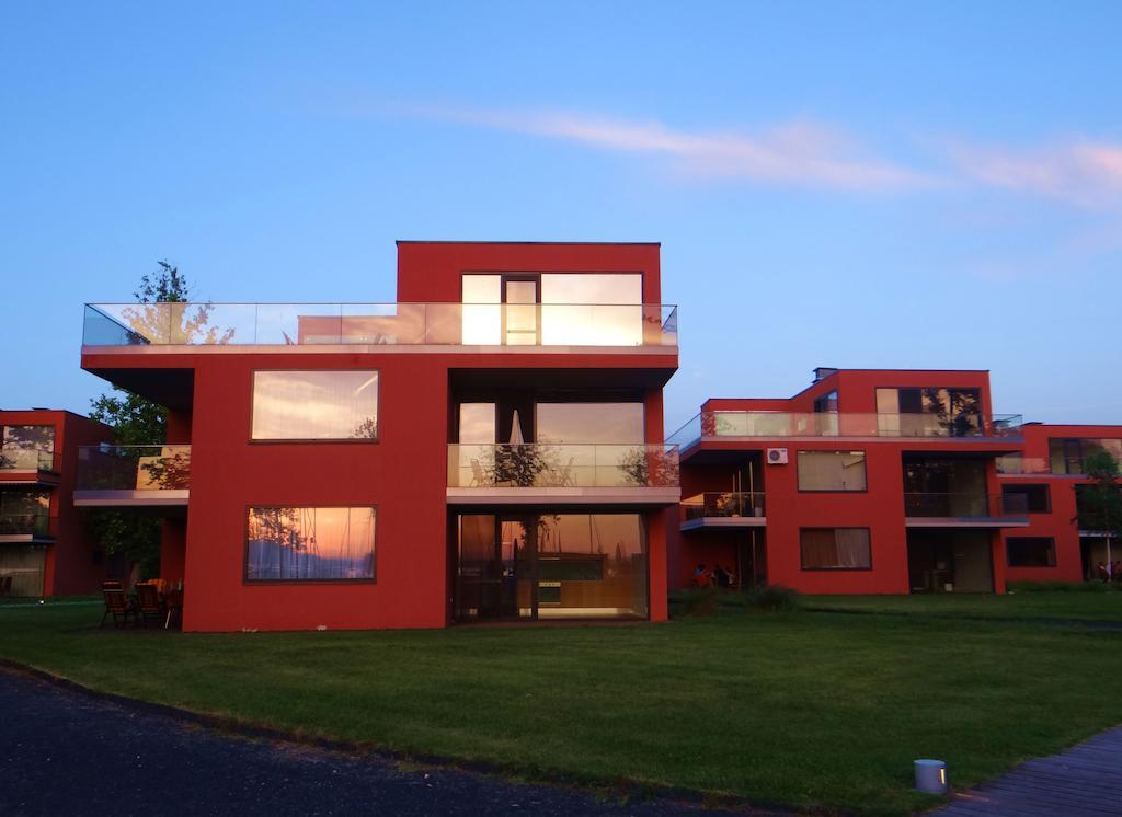 Bl Bavaria Yachtclub & Apartments Balatonlelle Extérieur photo