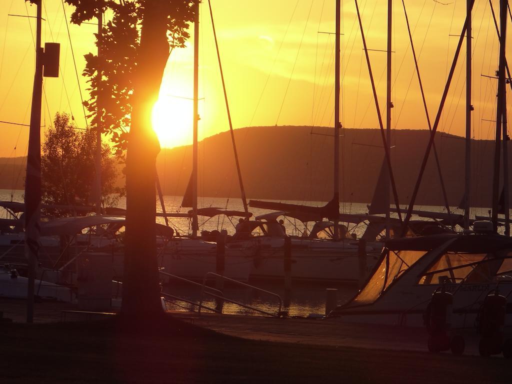 Bl Bavaria Yachtclub & Apartments Balatonlelle Extérieur photo