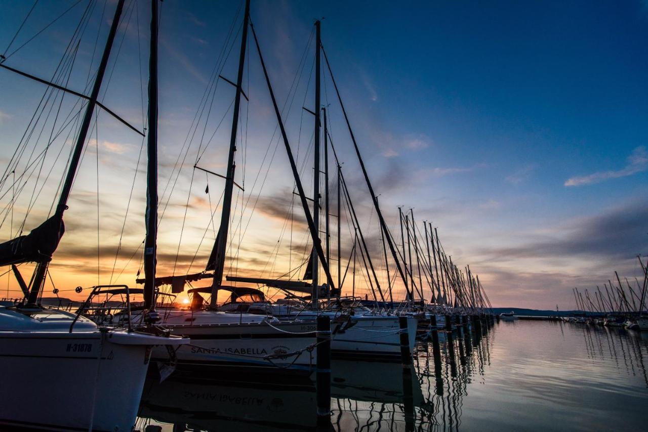 Bl Bavaria Yachtclub & Apartments Balatonlelle Extérieur photo