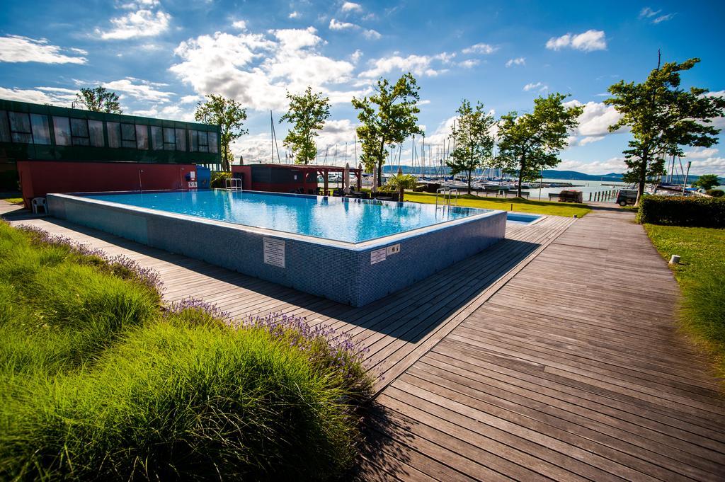 Bl Bavaria Yachtclub & Apartments Balatonlelle Extérieur photo
